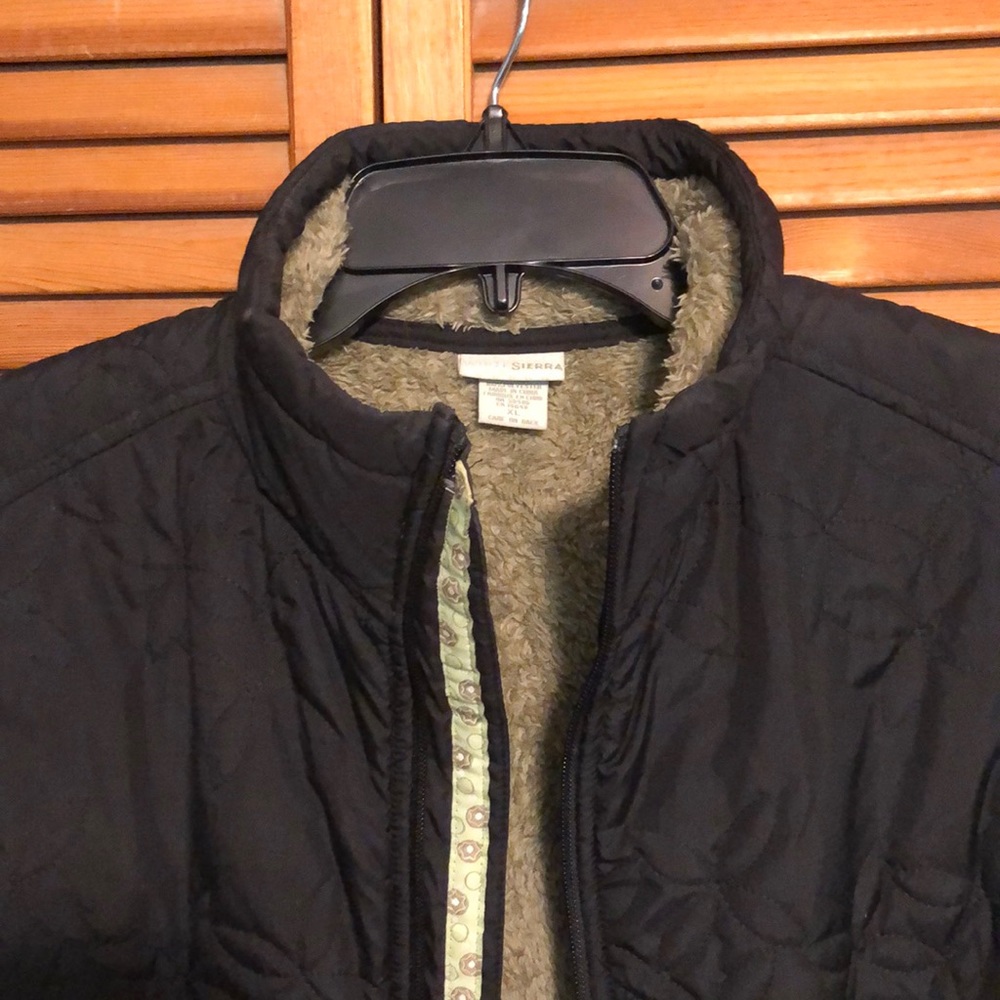 White Sierra quilted lined vest size XL Black